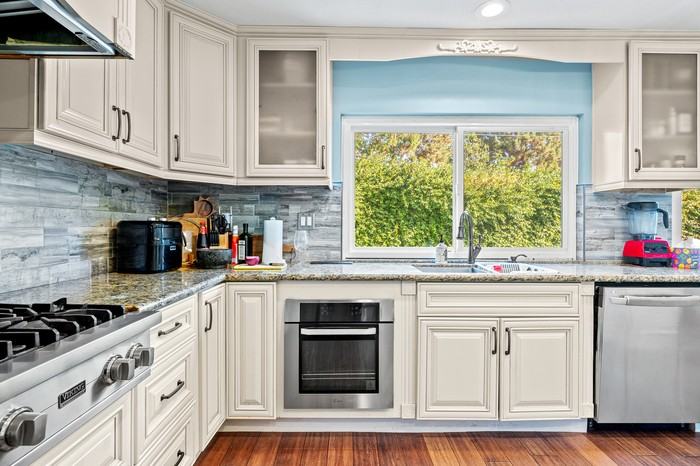 16336 Elmont Ave - Photo 3 of 41