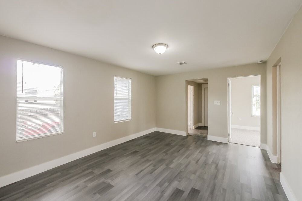 1115 North Andrews Avenue - Photo 4 of 16