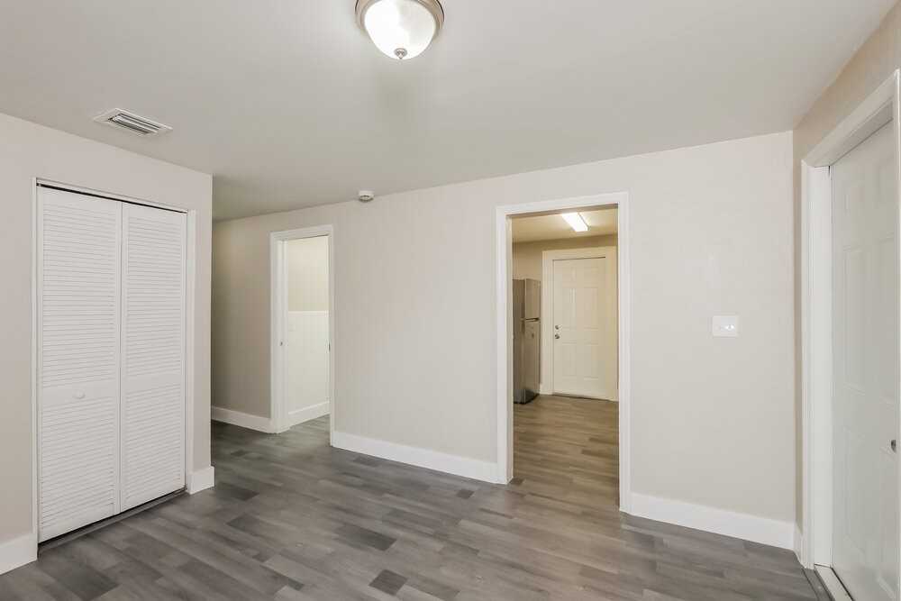 1115 North Andrews Avenue - Photo 6 of 16