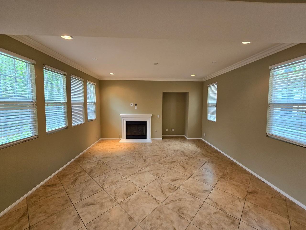 15247 Cambridge St - Photo 3 of 34