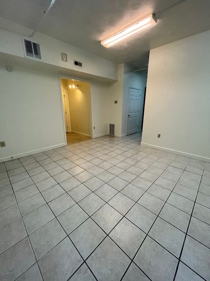 106 Collegiate Ct Apt B - Photo 4 of 15