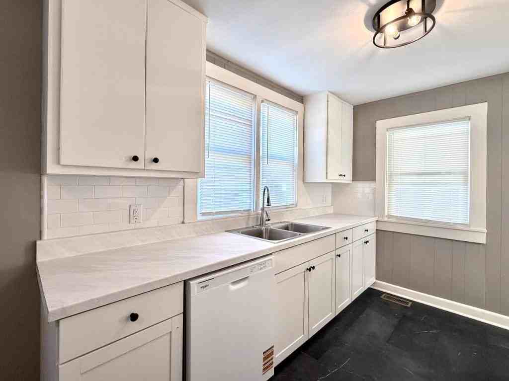 716 Forest St - Photo 7 of 15