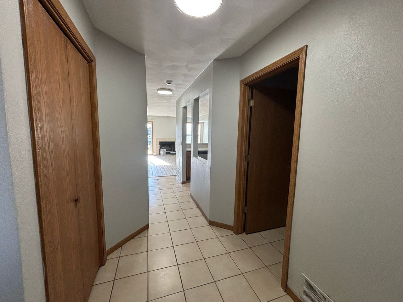 388 Amphitheater Dr - Photo 4 of 45