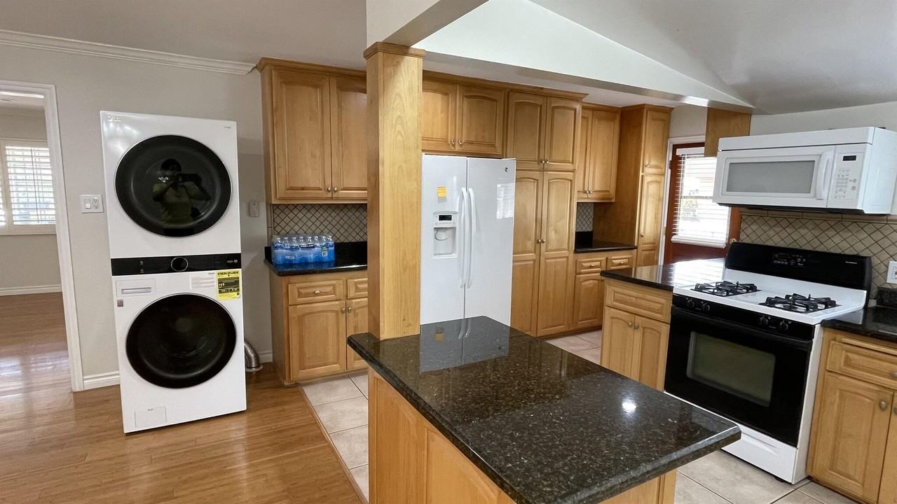 5138 W 141st St - Photo 5 of 40