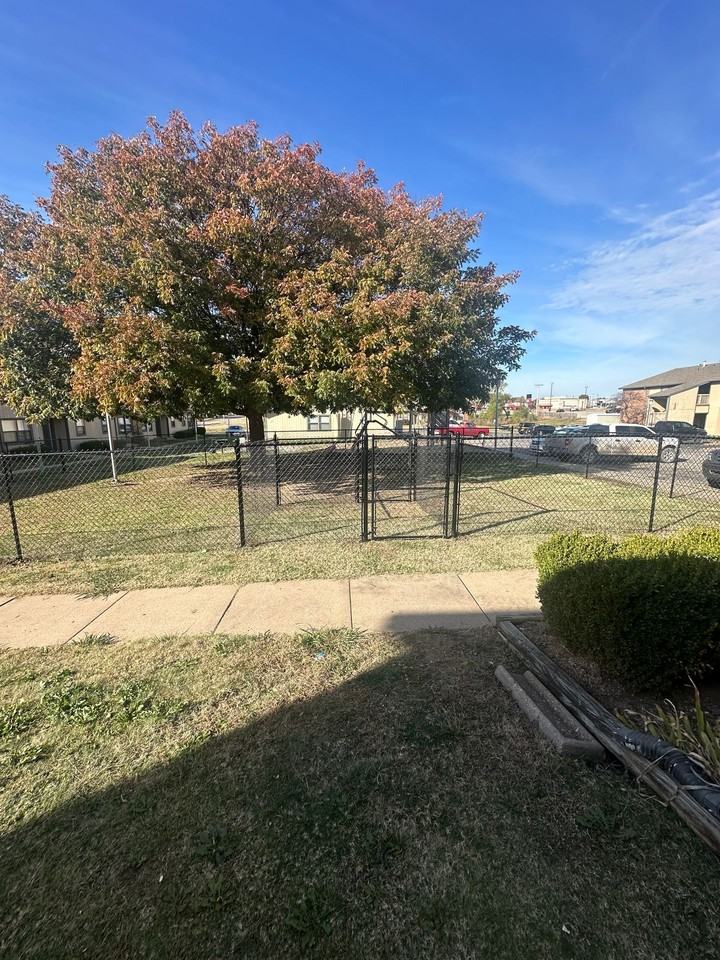 East Terrace Apts - Photo 3 of 34