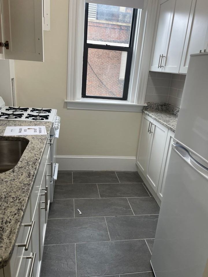 1156 Commonwealth Ave - Photo 5 of 8