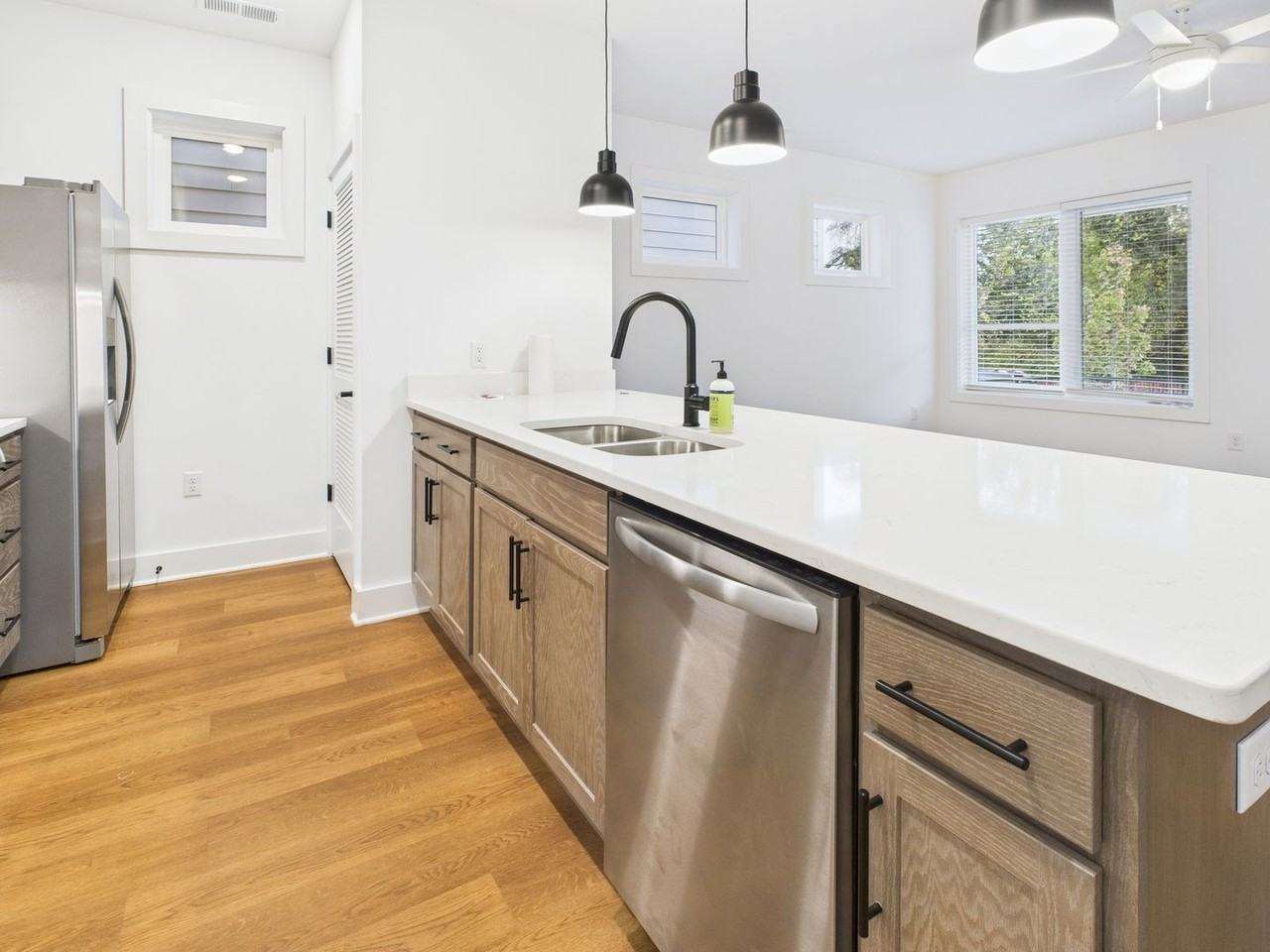 913 Bainbridge St #A - Photo 7 of 19