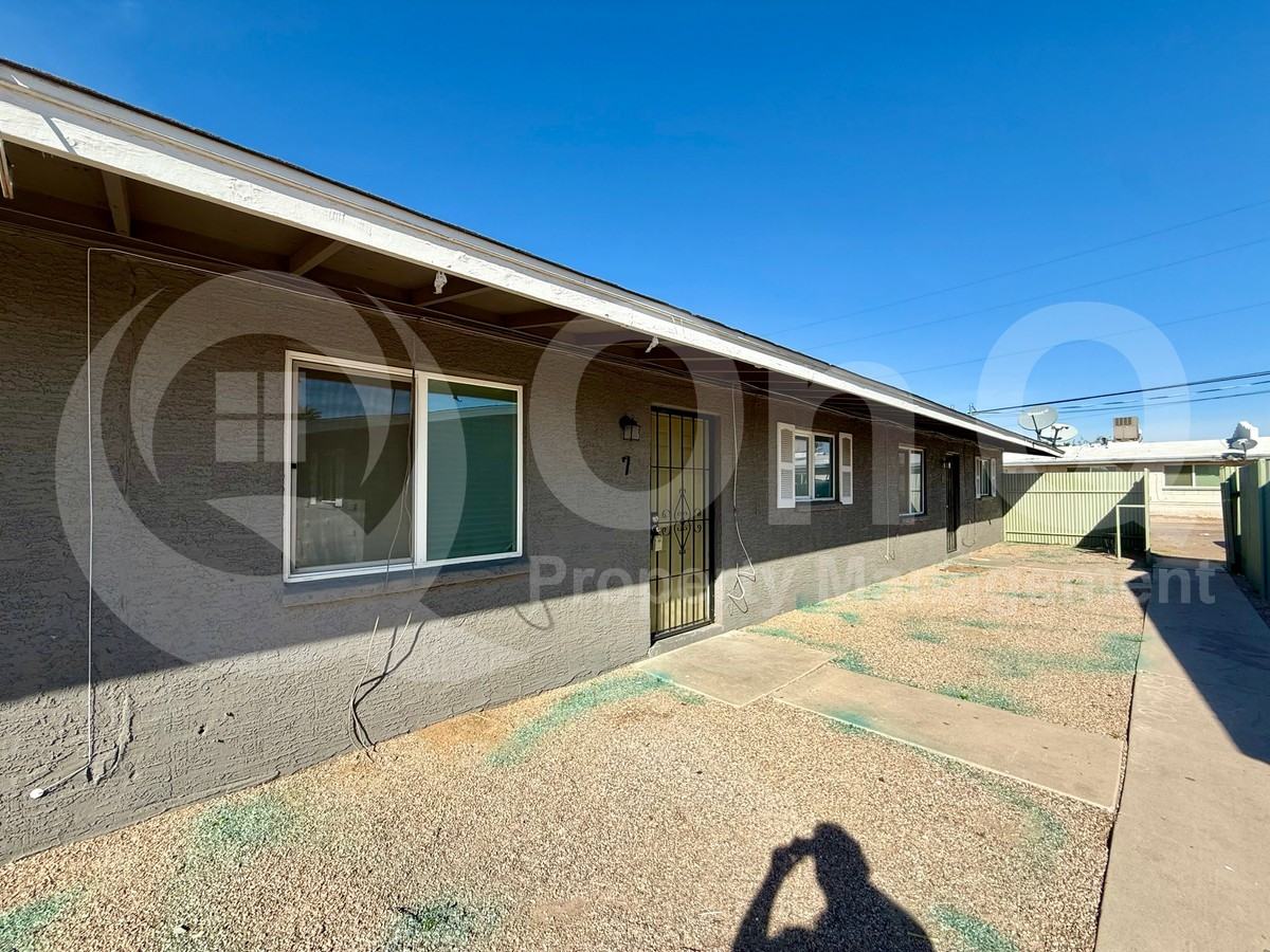 2210 W Devonshire Ave #7 - Photo 4 of 28