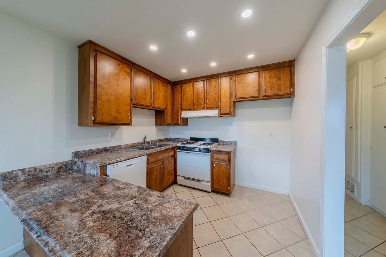 16581 Sabot Ln - Photo 2 of 33