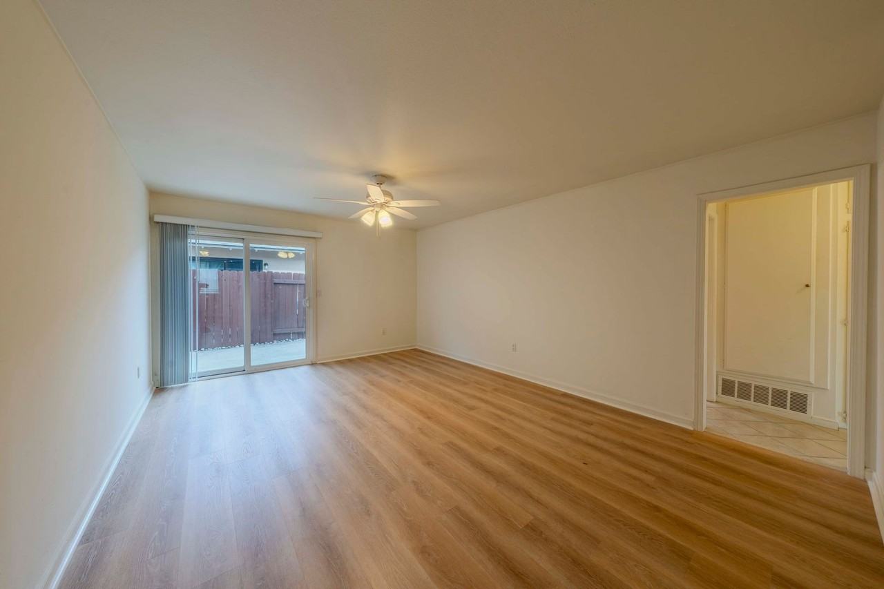 16581 Sabot Ln - Photo 3 of 33