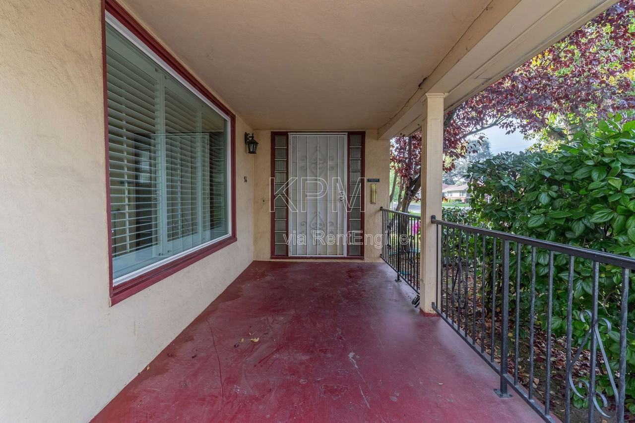 966 W Mariposa Ave - Photo 2 of 32