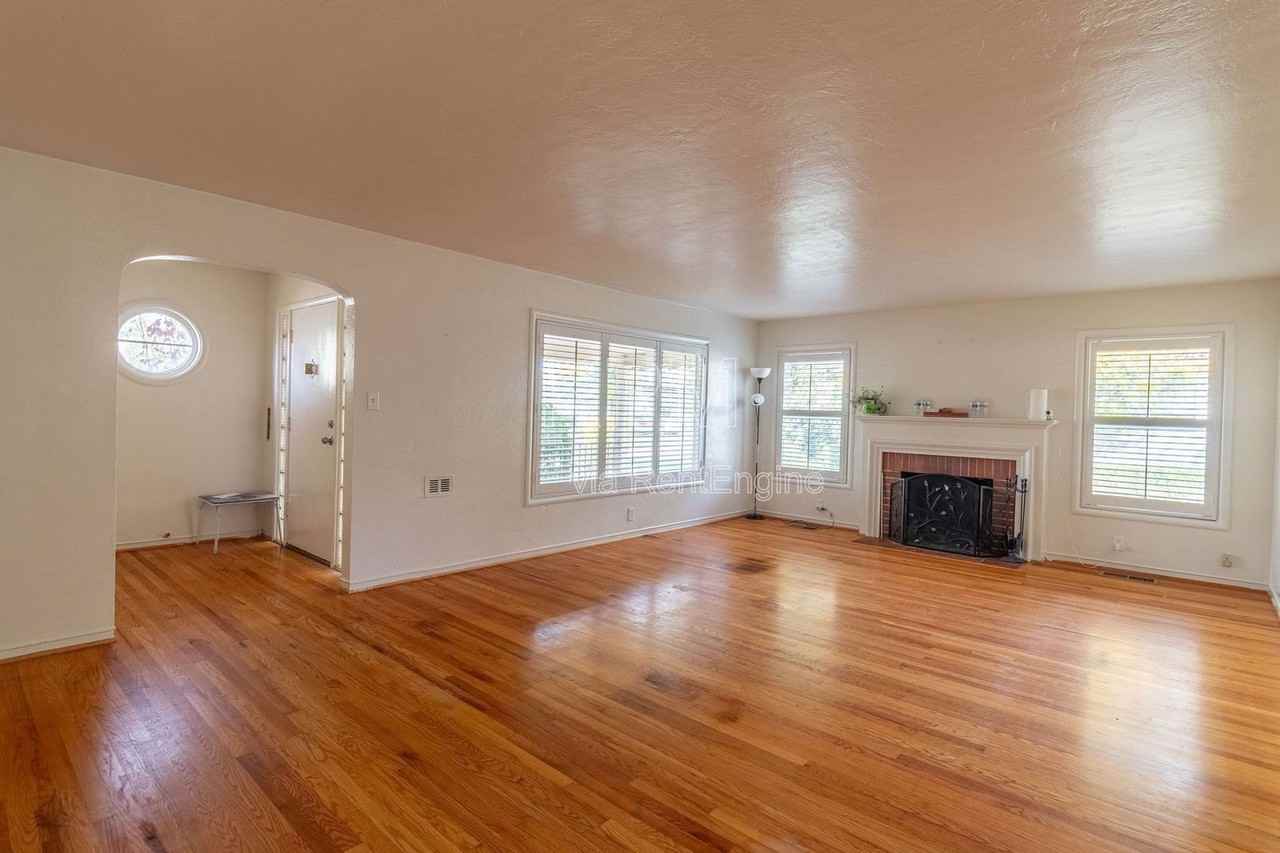 966 W Mariposa Ave - Photo 4 of 32