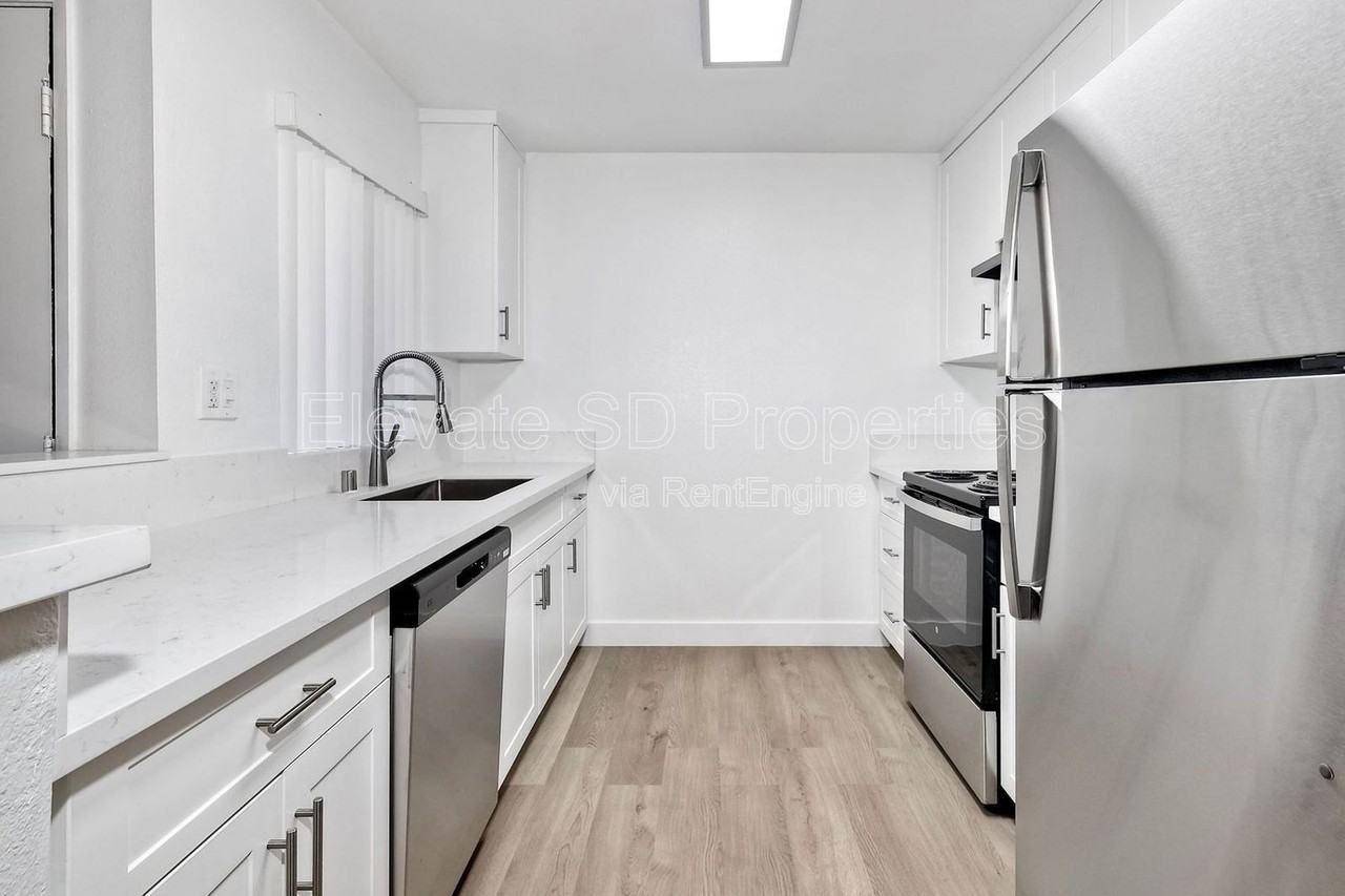 9356 Creekside Ct #51 - Photo 3 of 42