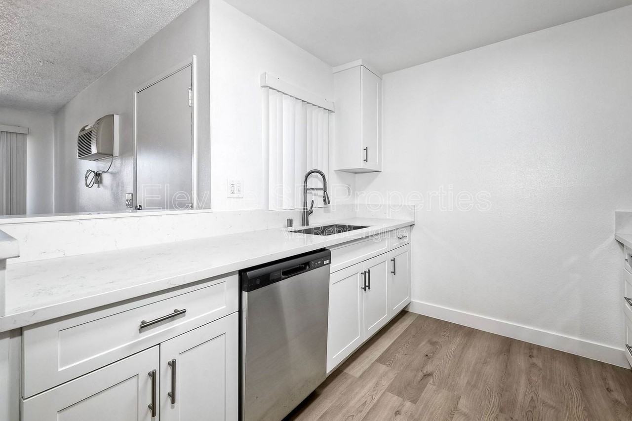 9356 Creekside Ct #51 - Photo 4 of 42