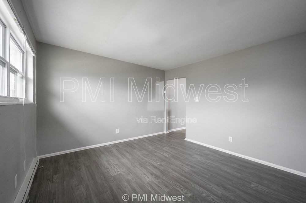 823 Iowa St - Photo 3 of 15