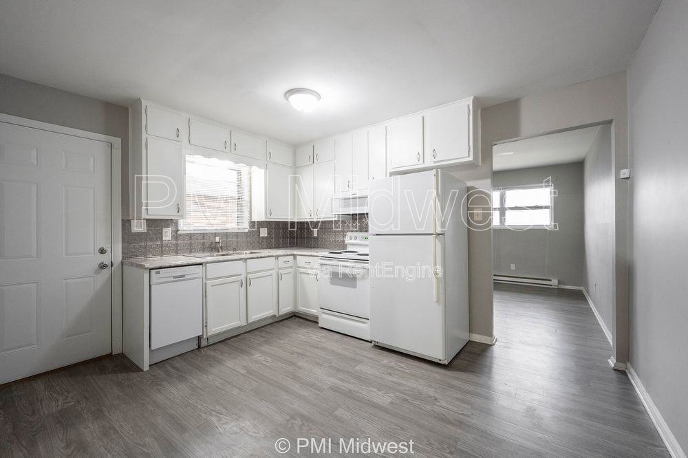 823 Iowa St - Photo 5 of 15