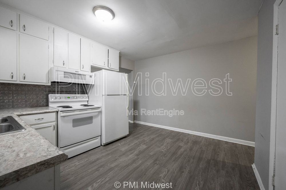 823 Iowa St - Photo 6 of 15