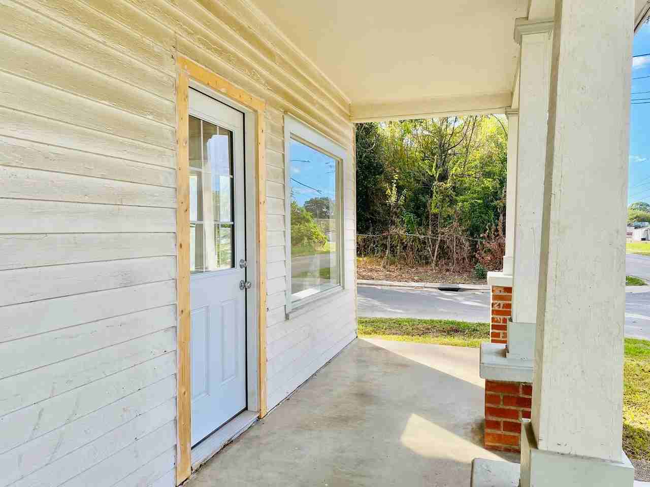 137 S Saint Antoine St - Photo 2 of 14