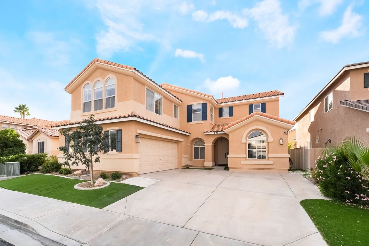 299 Queen Creek Cir - Photo 2 of 28