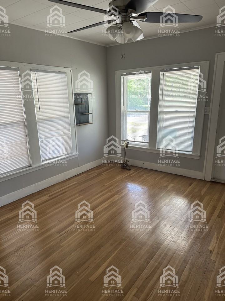 2912 Avenue L - Photo 4 of 20