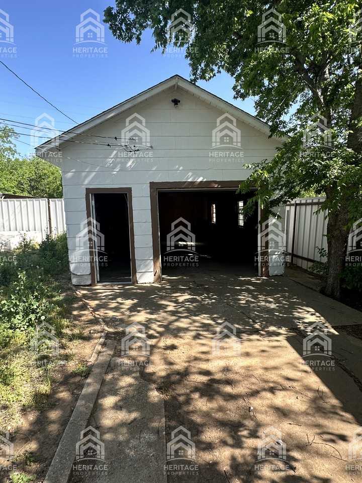 2912 Avenue L - Photo 6 of 20