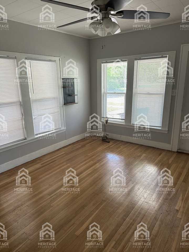 2912 Avenue L - Photo 4 of 20