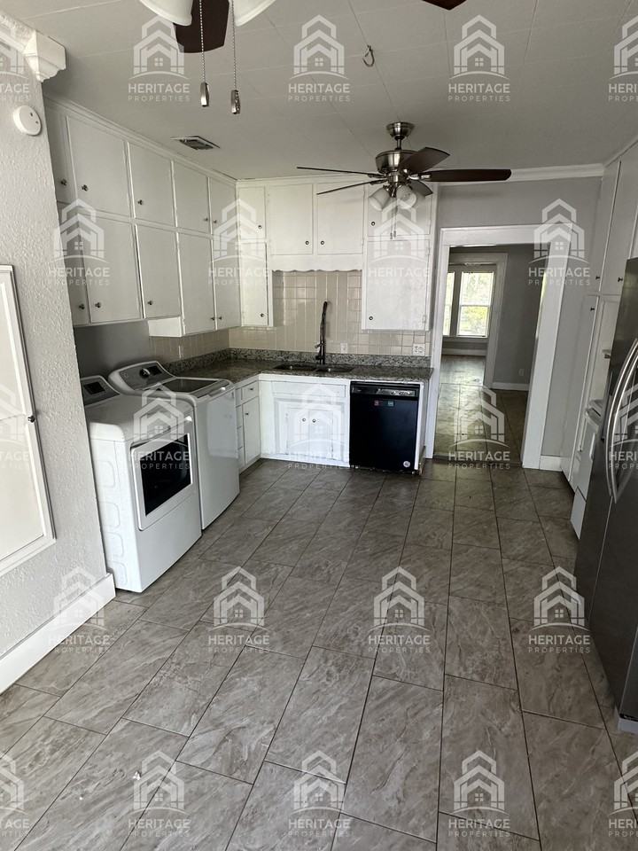 2912 Avenue L - Photo 4 of 20