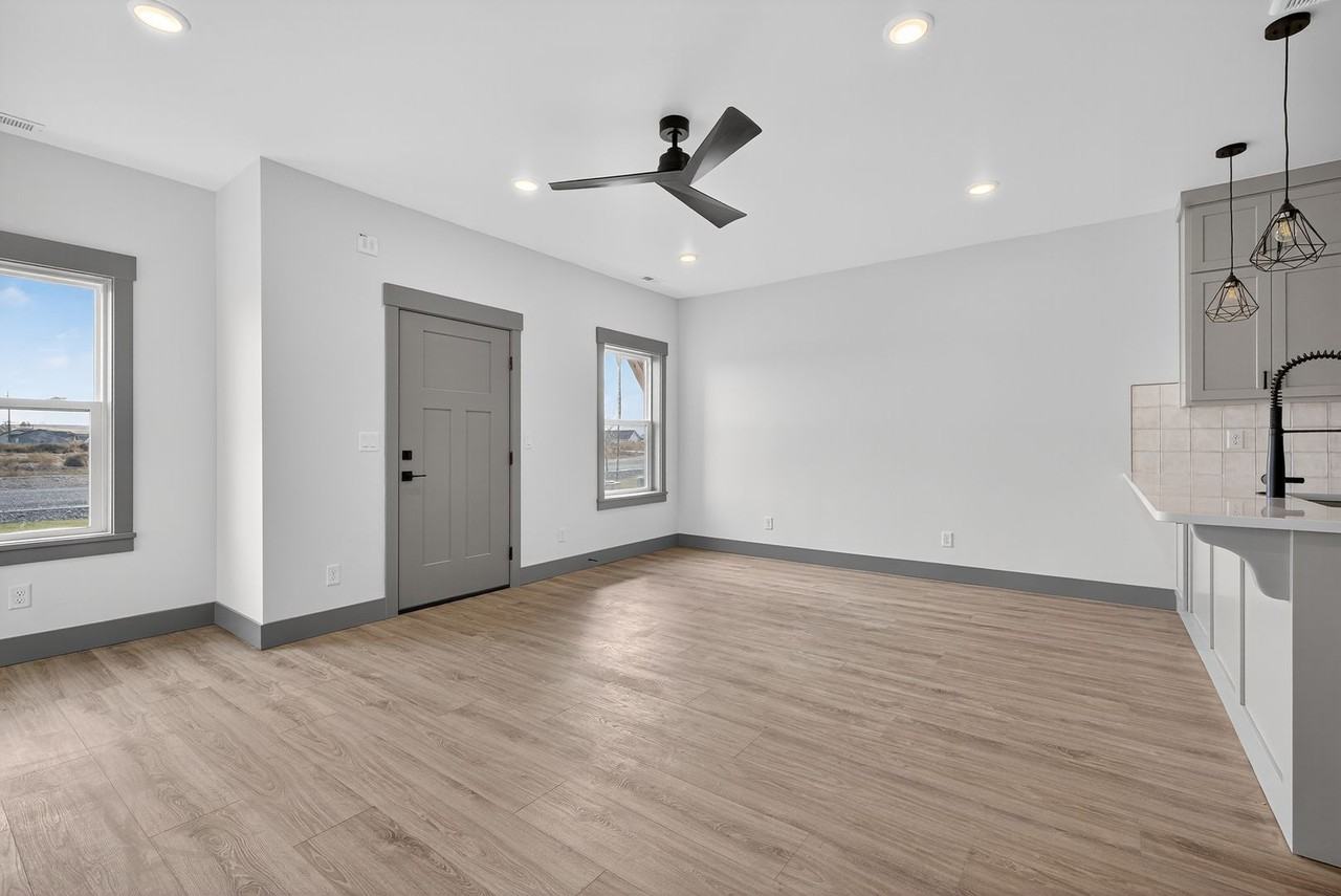 5107 Beach Dr - Photo 4 of 25