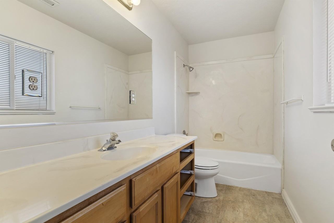 353 Northwest 501 Road - Photo 2 of 18