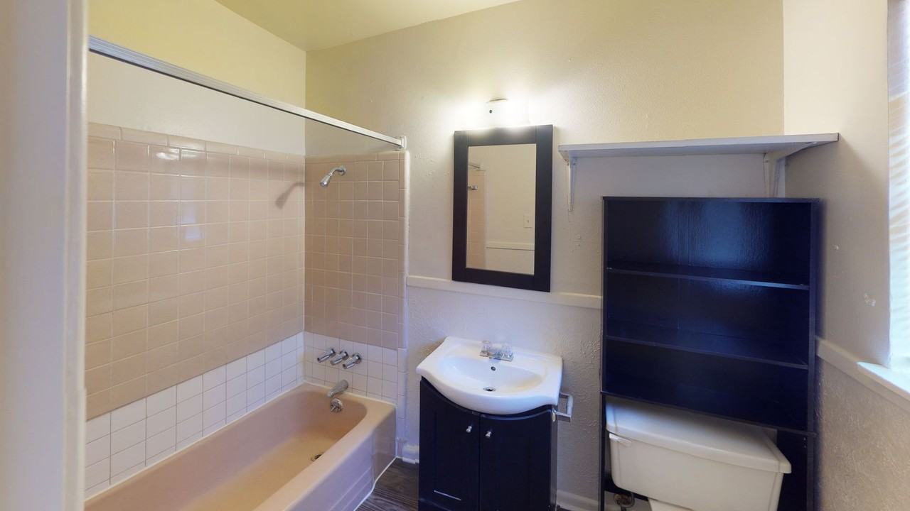 909 S Welch St - Photo 2 of 6