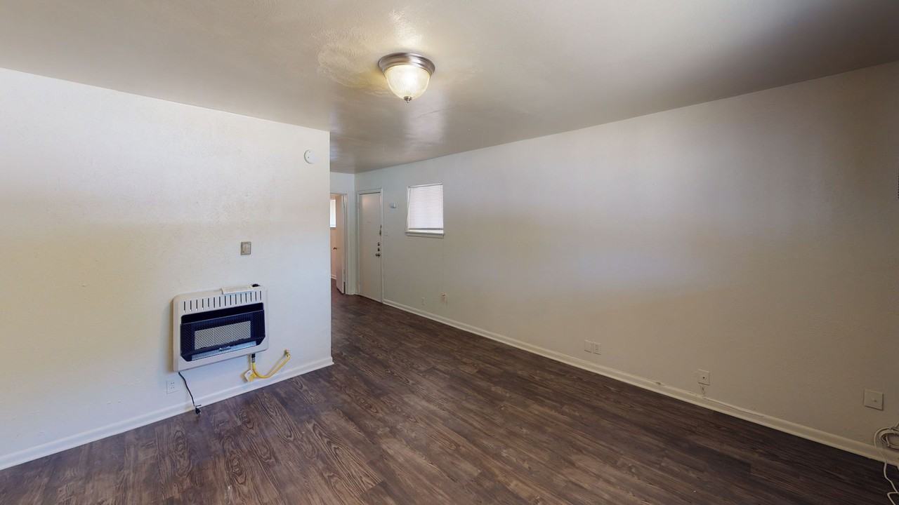 909 S Welch St - Photo 4 of 6