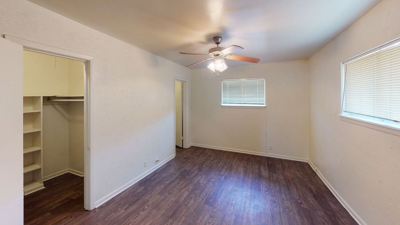 911 South Welch Street - Photo 4 of 7