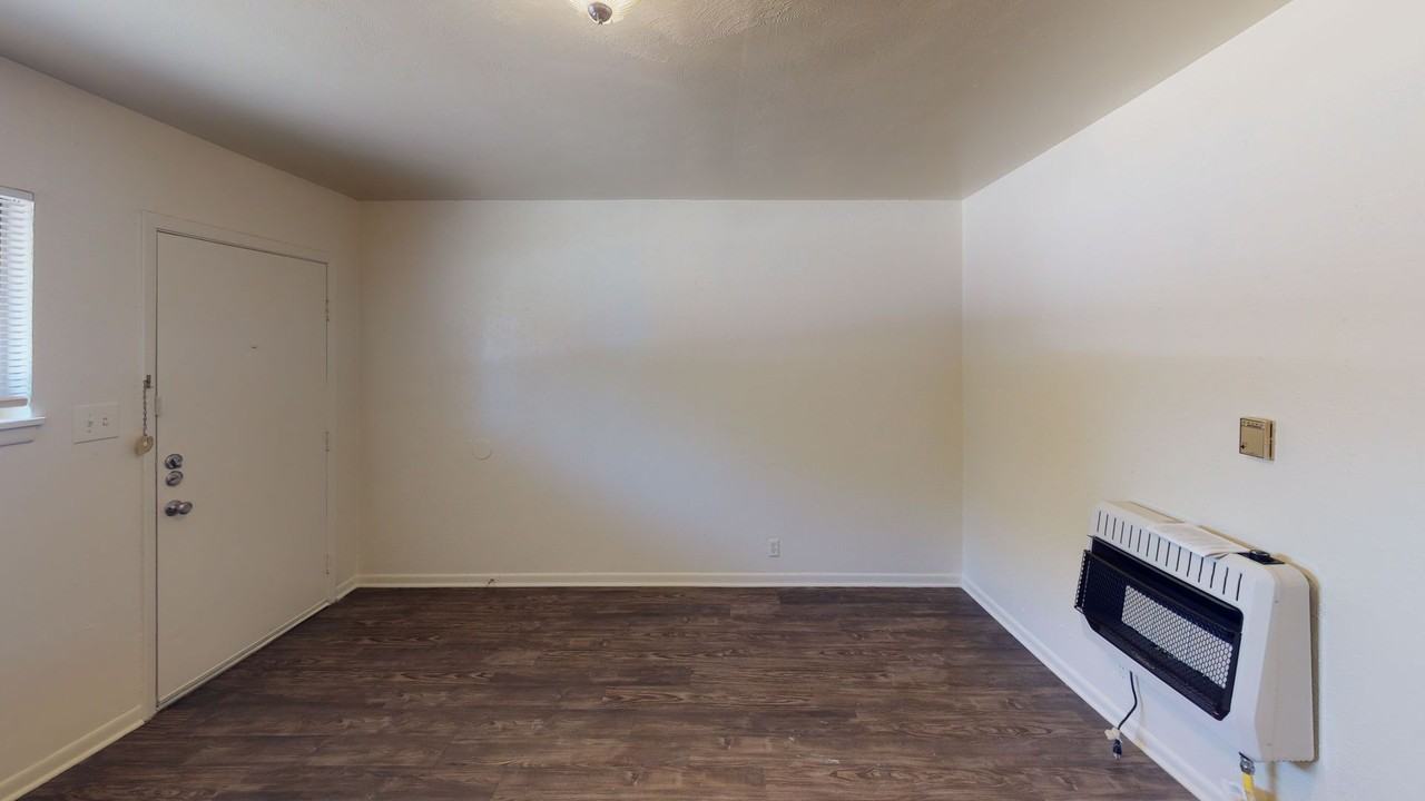 911 South Welch Street - Photo 5 of 7