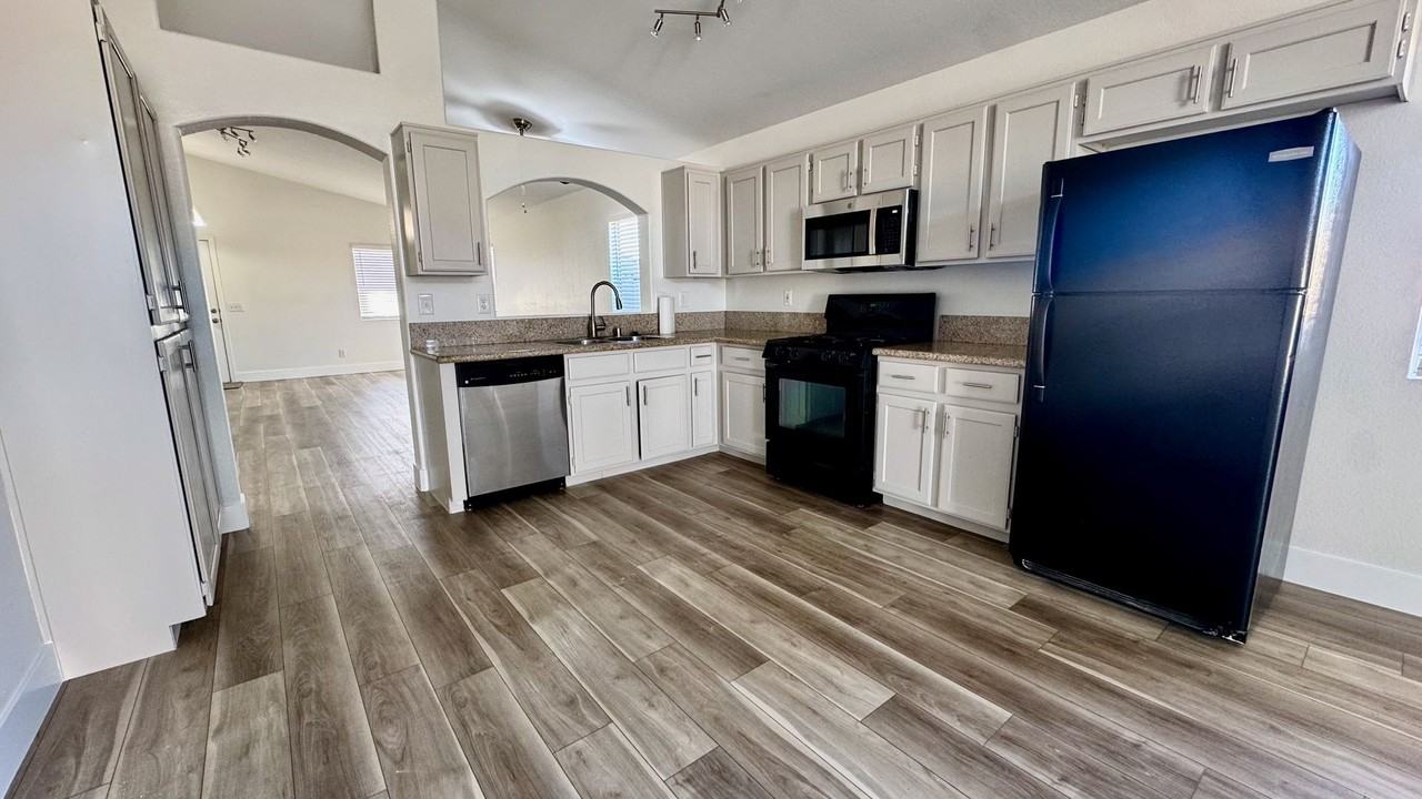 7032 Golden Desert Ave - Photo 4 of 17