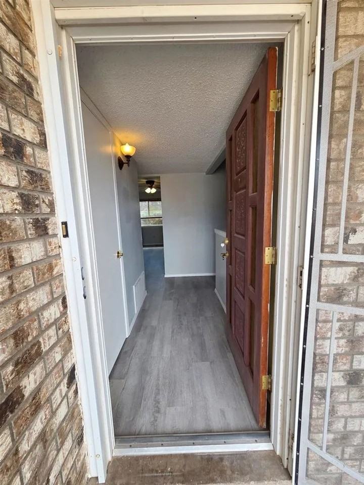 2828 Carmel Drive - Photo 3 of 32