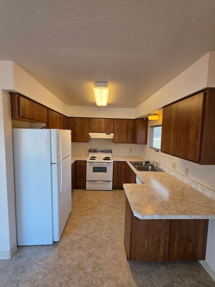 33915 Jims Dr Unit B - Photo 3 of 18