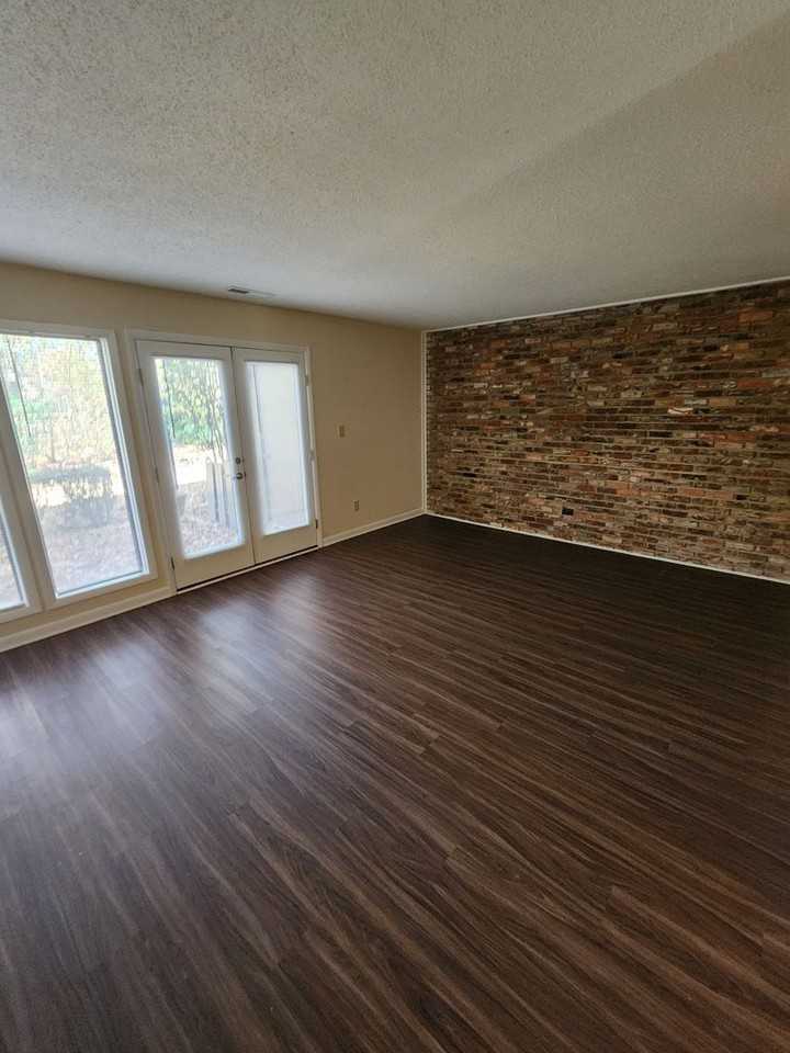 1005 Oak Tree Dr - Photo 3 of 9