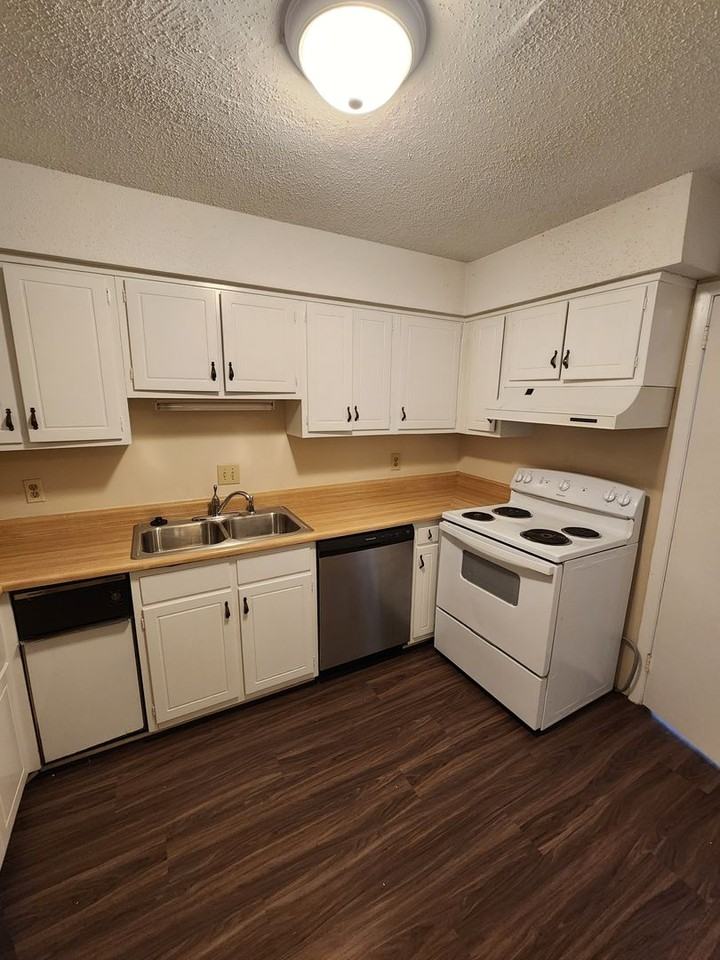 1005 Oak Tree Dr - Photo 5 of 9