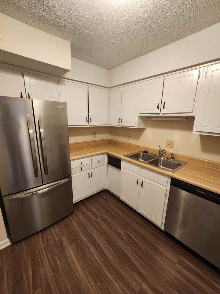 1005 Oak Tree Dr - Photo 6 of 9