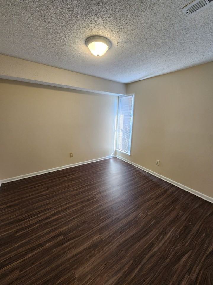 1005 Oak Tree Dr - Photo 7 of 9