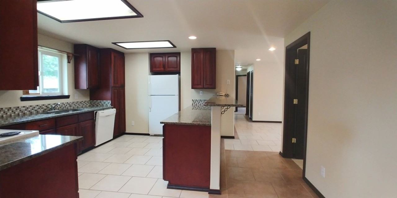 1124 Lindstrom St - Photo 4 of 17