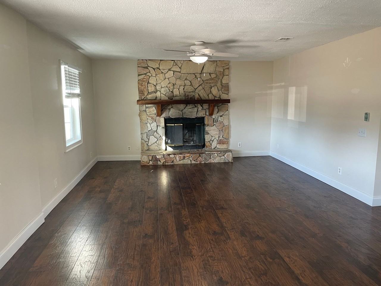 904 Forestdale Ave - Photo 5 of 15