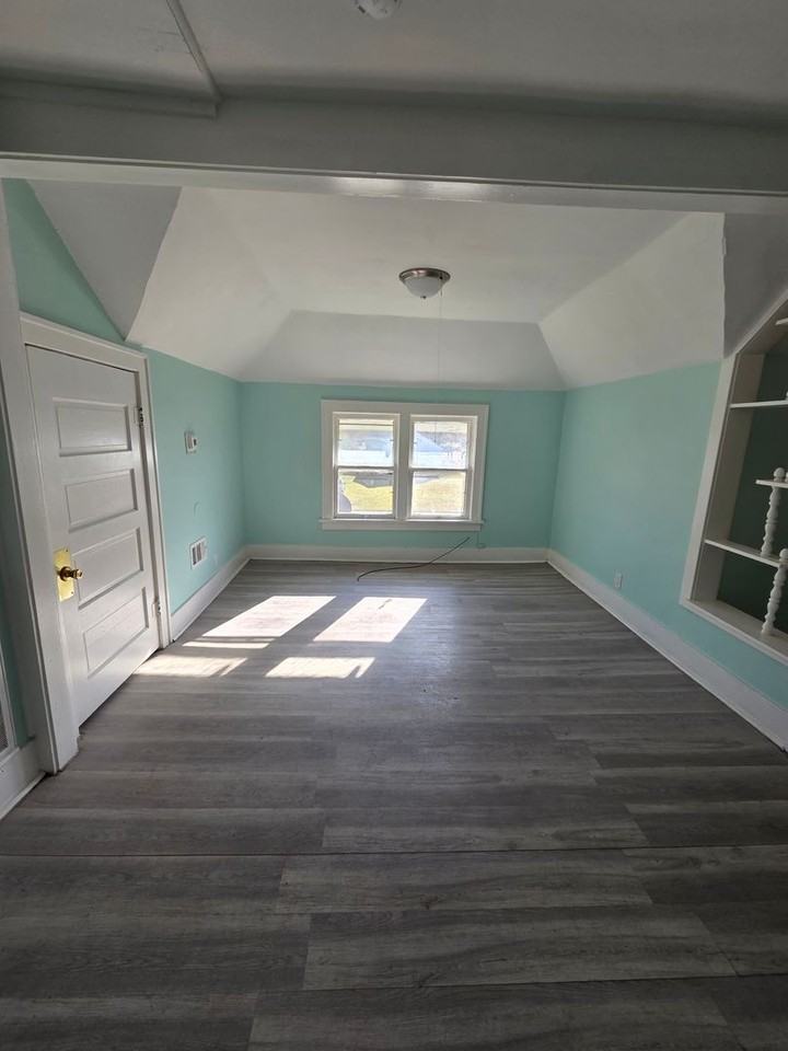 1094 Williams St - Photo 3 of 7