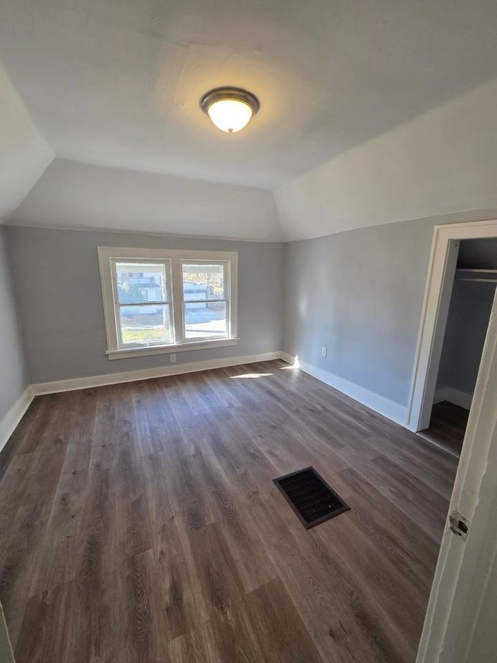 1094 Williams St - Photo 4 of 7