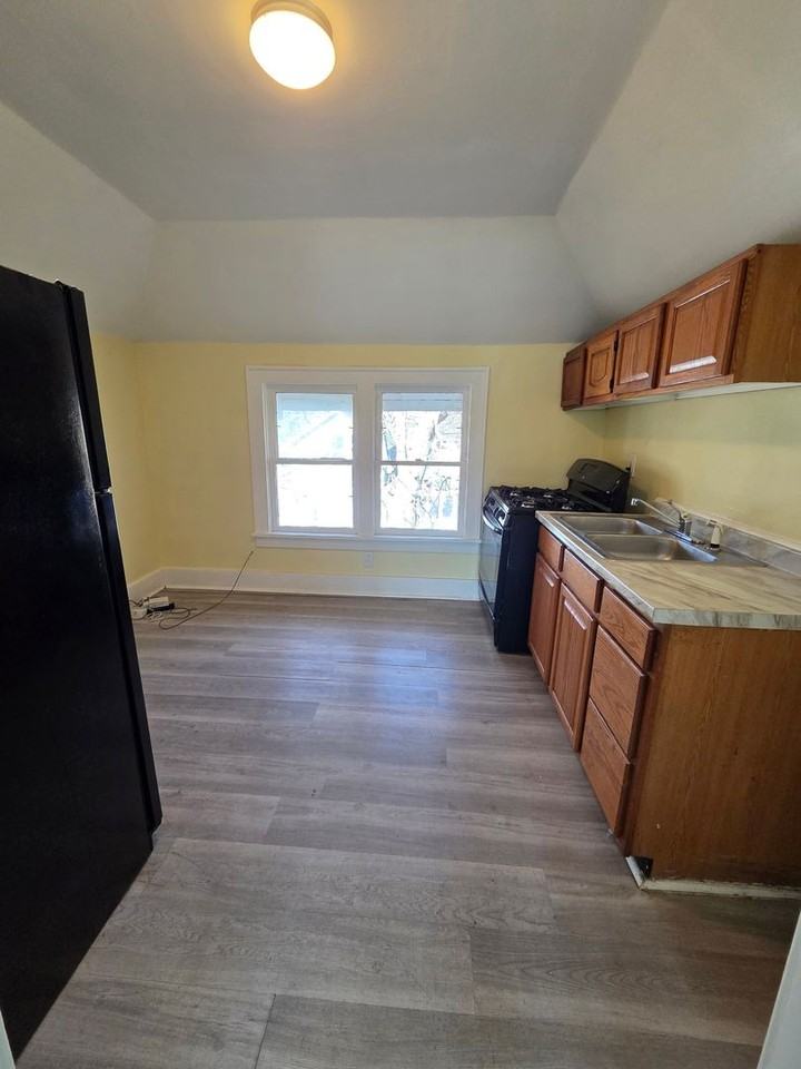 1094 Williams St - Photo 7 of 7