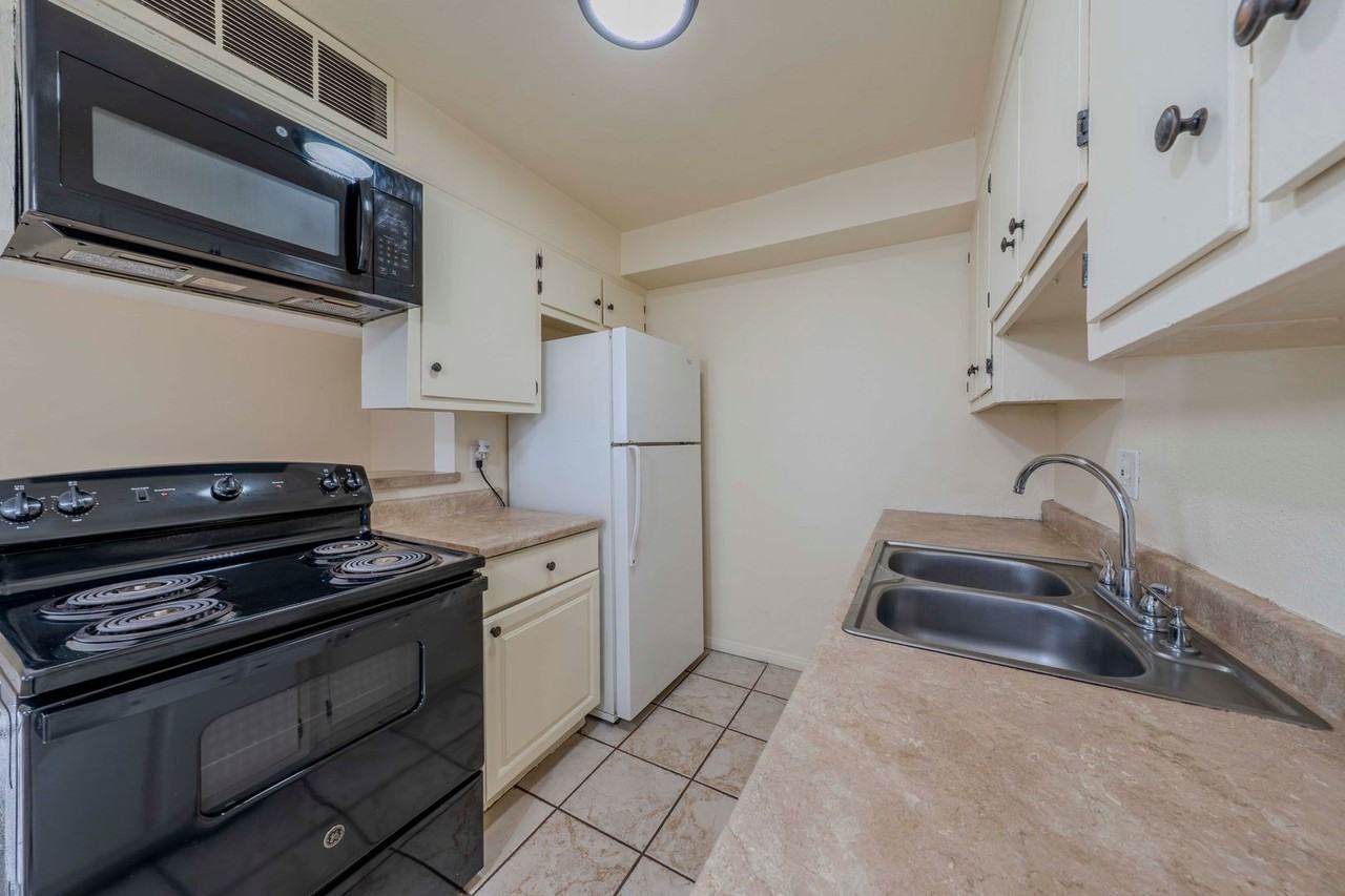 1711 Coronado Ave - Photo 4 of 16