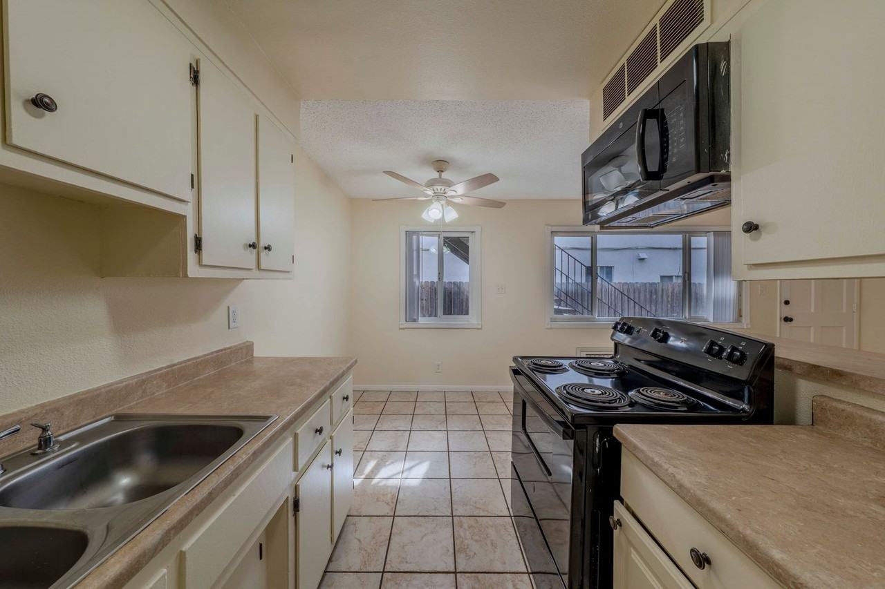 1711 Coronado Ave - Photo 5 of 16