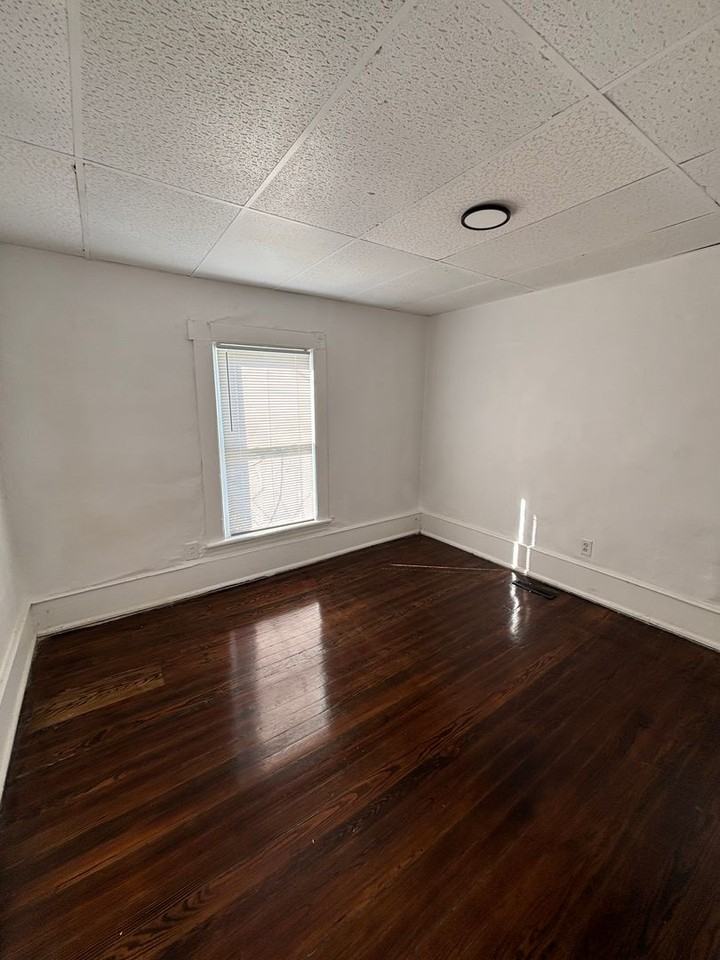 1126 Tazewell Avenue Southeast - Photo 2 of 9