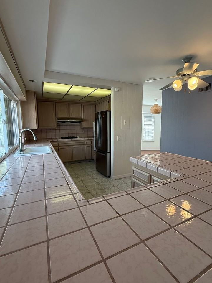 2210 Ravenfall Ave - Photo 4 of 12