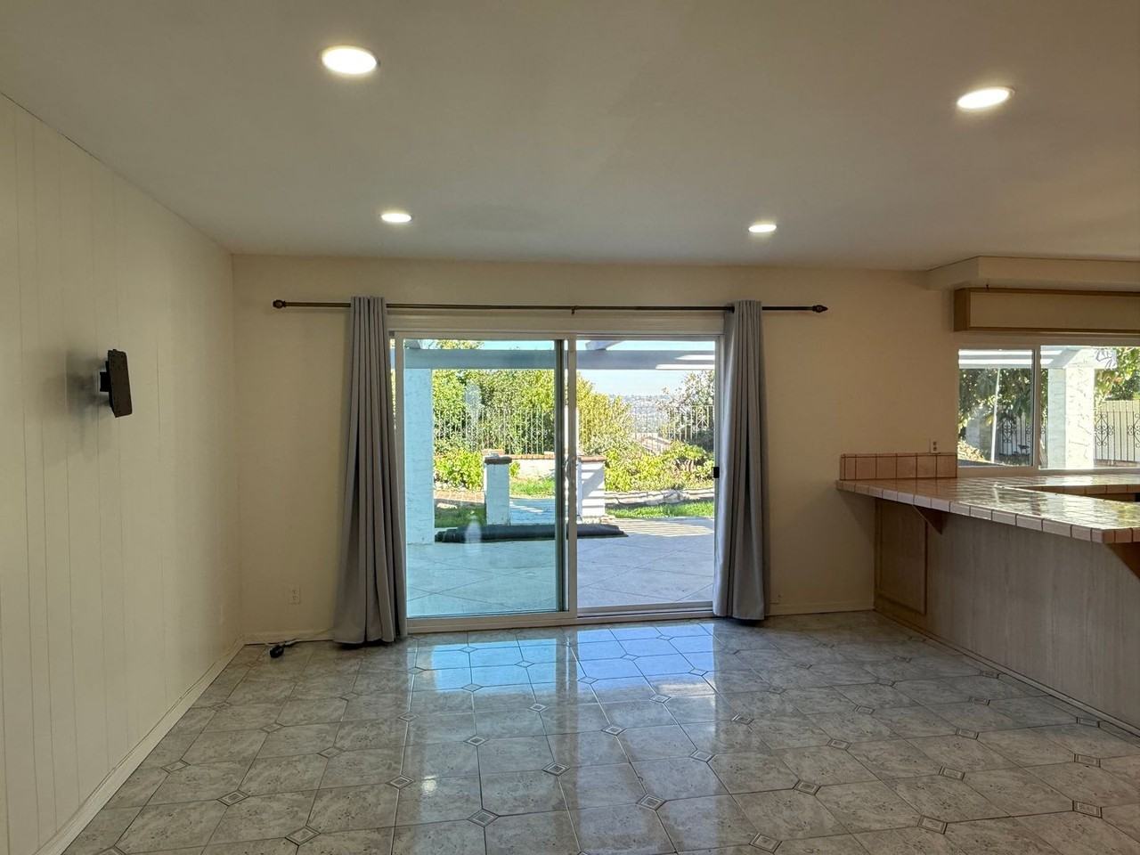 2210 Ravenfall Ave - Photo 5 of 12